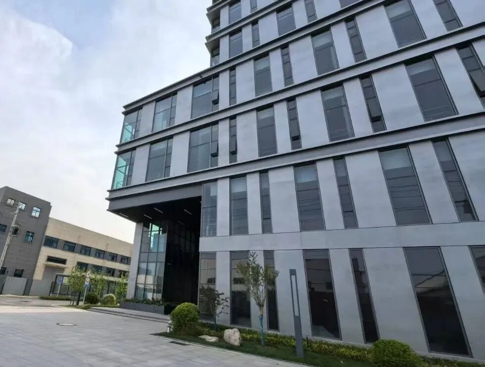 博实股份华东总部金属漆饰面工程案例——高性能饰面砂浆达成大面积金属漆精准施工 现场图 2