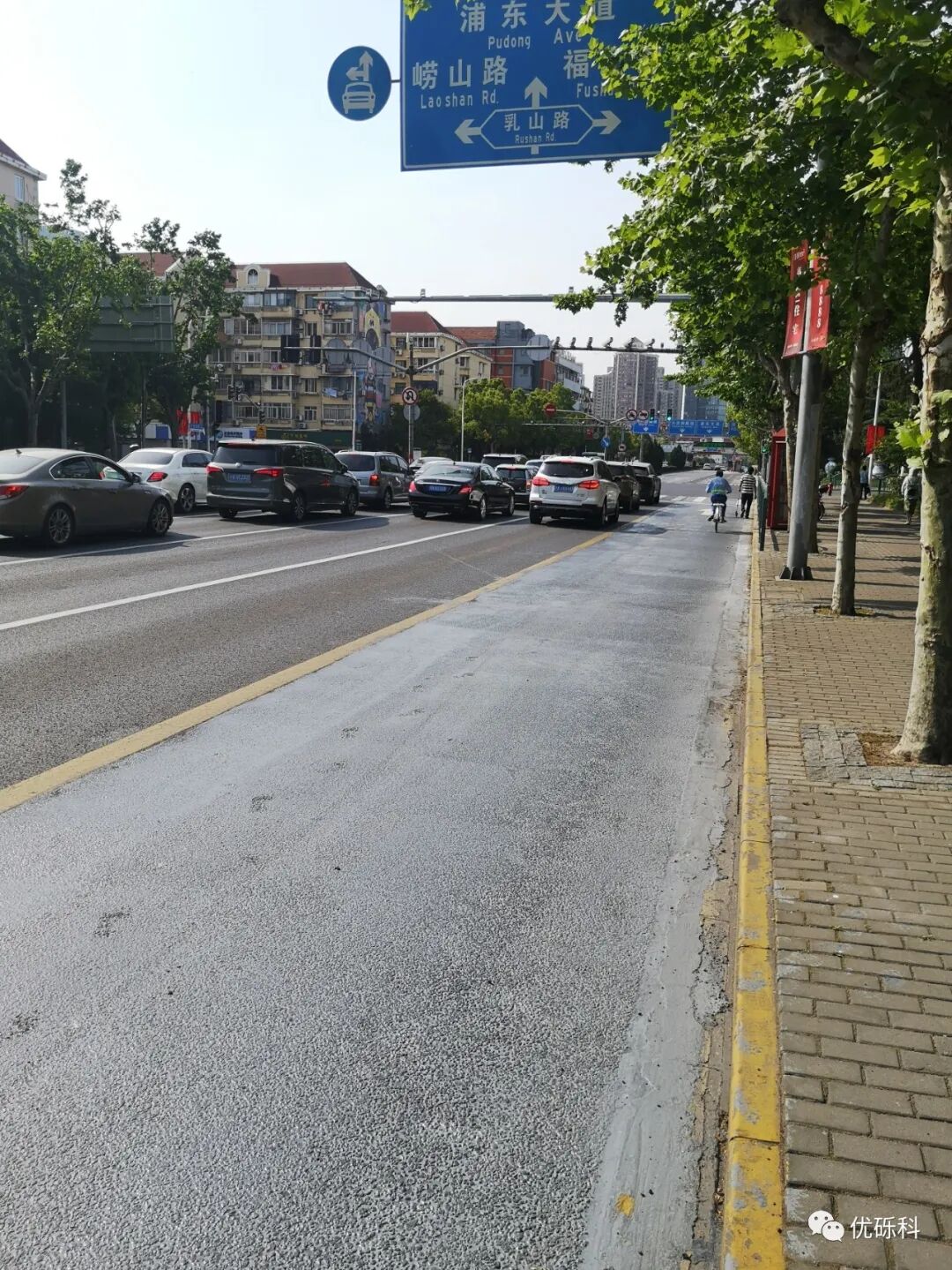 东方路乳山路公交车道半柔性路面 工程实景